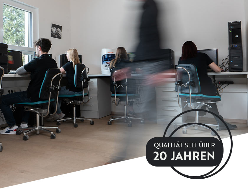 Räumlichkeiten mit Mitarbeitern an Arbeitsplätzen von Prima Denta Fulda 